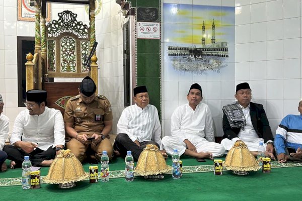 Ketua DPRD Rudianto Lallo Hadiri Peringatan Isra Mi&#8217;raj di Masjid Babul Falah Buloa