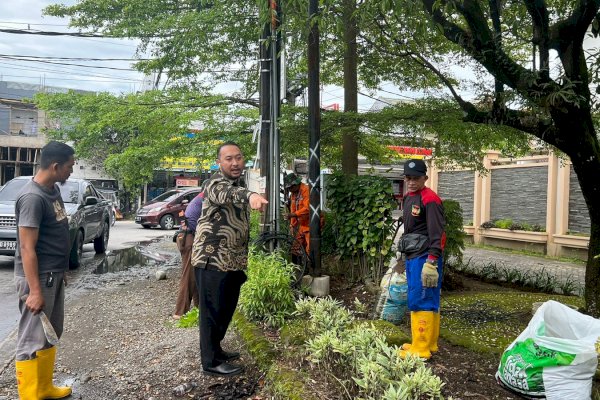 Camat Panakkukang Turun Langsung Lakukan Pembenahan Taman Di Meranti