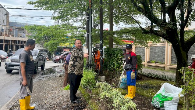 Camat Panakkukang Turun Langsung Lakukan Pembenahan Taman Di Meranti