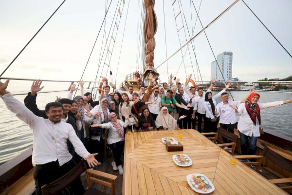 Pererat Silaturahmi, Peserta Workshop dan Trainer Temasek Singapora Wisata Naik Kapal Pinisi