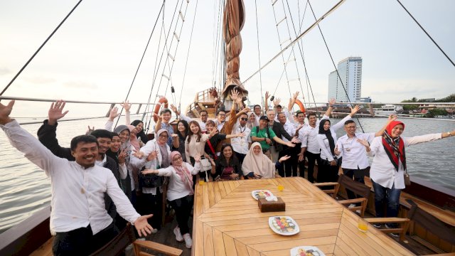 Pererat Silaturahmi, Peserta Workshop dan Trainer Temasek Singapora Wisata Naik Kapal Pinisi