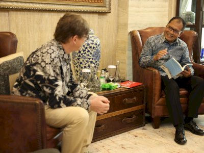 Terima Buku Emmannuel Lemaire, Danny Pomanto: Sejarah Makassar-Perancis Sangat Dekat
