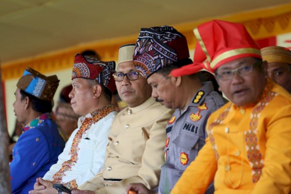 Danny Pomanto Berbaur dengan Masyarakat Toraja Nikmati Parade 110 Tahun IMT