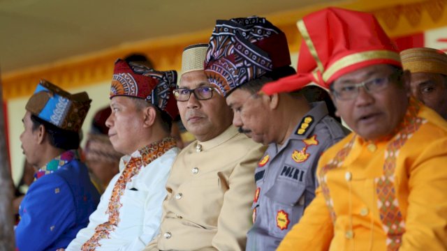 Danny Pomanto Berbaur dengan Masyarakat Toraja Nikmati Parade 110 Tahun IMT