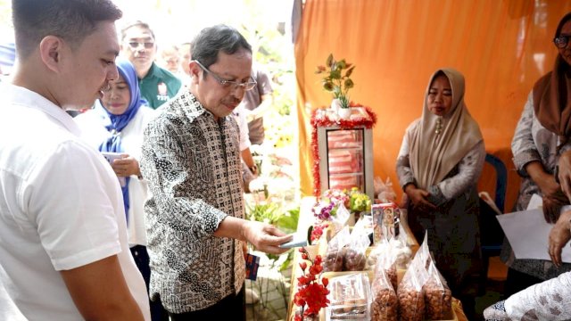 Krenn, Lurah Ballaparang Bagikam 700 Paket Sembako Murah