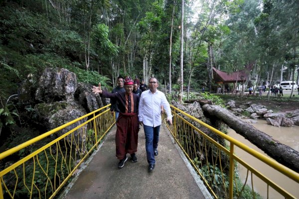 Danny Pomanto dan Tokoh Masyarakat Toraja Tanam Pohon di Wisata Sa&#8217;pak Bayo-bayo Sangalla&#8217;