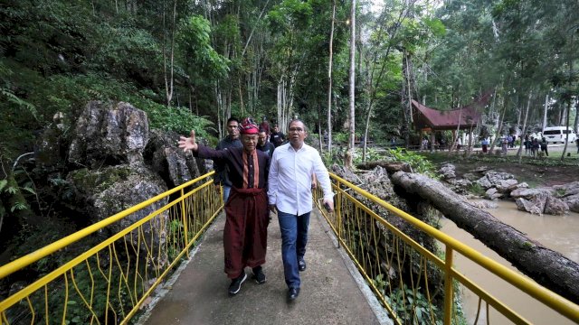 Danny Pomanto dan Tokoh Masyarakat Toraja Tanam Pohon di Wisata Sa&#8217;pak Bayo-bayo Sangalla&#8217;