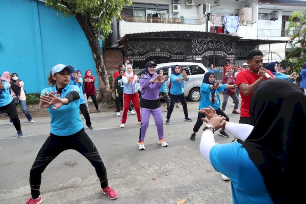 Sabtu Sehat, Fatmawati Rusdi Senam Bersama Staf Kelurahan Malimongan Baru