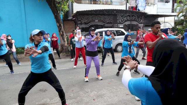 Sabtu Sehat, Fatmawati Rusdi Senam Bersama Staf Kelurahan Malimongan Baru