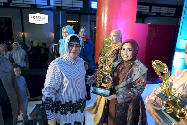 Ketua TP PKK Kota Makassar Serahkan Penghargaan Pemenang Fashion Show Festival UMKM Lorong Wisata