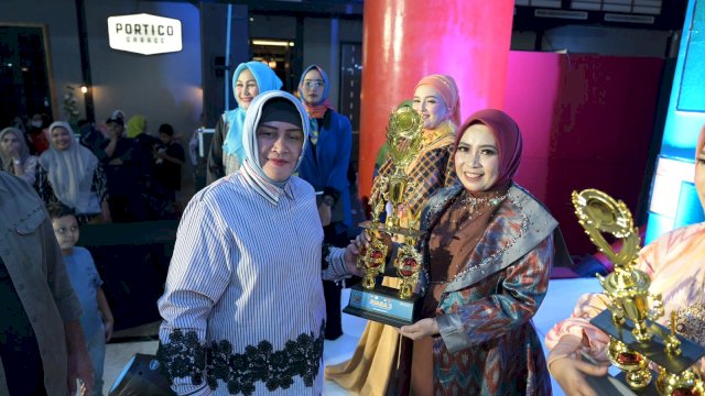 Ketua TP PKK Kota Makassar Serahkan Penghargaan Pemenang Fashion Show Festival UMKM Lorong Wisata