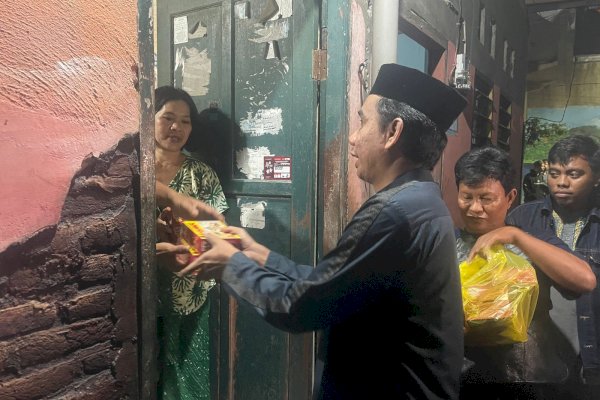 Ketua DPRD Rudianto Lallo Keliling Rumah Warga di Tidung Bagikan Makanan Untuk Sahur