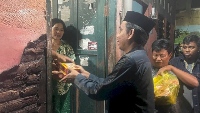 Ketua DPRD Rudianto Lallo Keliling Rumah Warga di Tidung Bagikan Makanan Untuk Sahur