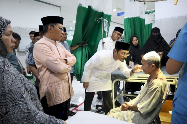 Dokter Udin Beri Pertolongan Pertama Korban Reruntuhan Kubah Masjid Ittifaqul Jamaah di UGD RSAL Jala Ammari