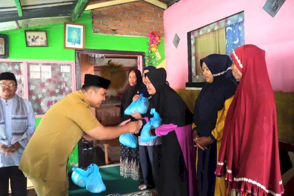 Silaturahmi di Longwis, Diskominfo Makassar Serahkan Bantuan Paket Sembako ke Warga