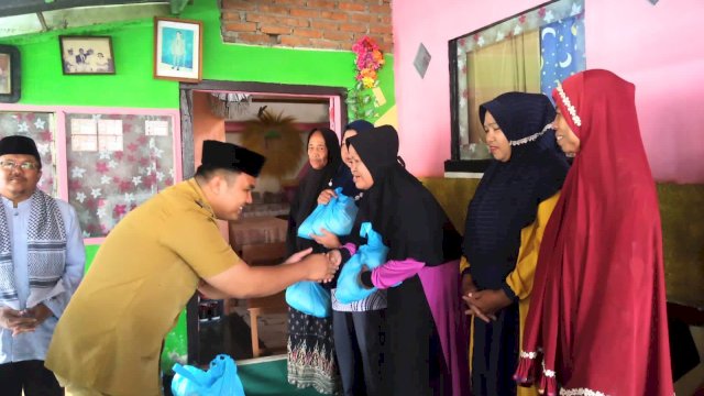 Silaturahmi di Longwis, Diskominfo Makassar Serahkan Bantuan Paket Sembako ke Warga