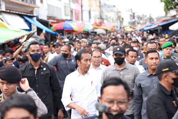 Danny Pomanto Dampingi Presiden Jokowi Blusukan Ramadan di Pasar Terong