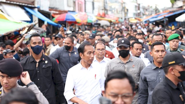 Danny Pomanto Dampingi Presiden Jokowi Blusukan Ramadan di Pasar Terong