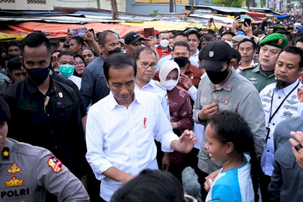 Indira Yusuf Ismail Dampingi Presiden Joko Widodo Blusukan Ramadhan di Pasar Terong Makassar