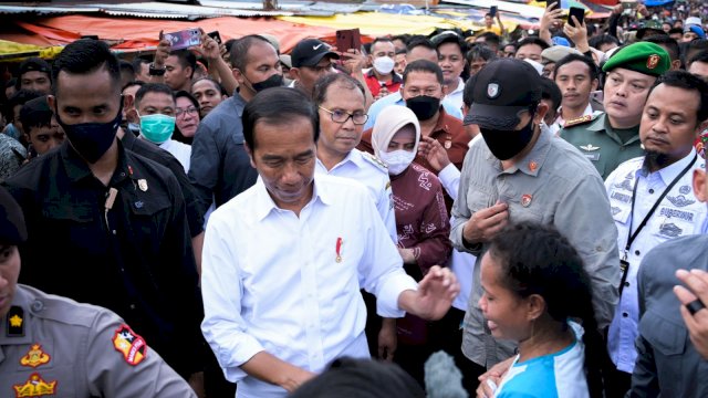 Indira Yusuf Ismail Dampingi Presiden Joko Widodo Blusukan Ramadhan di Pasar Terong Makassar