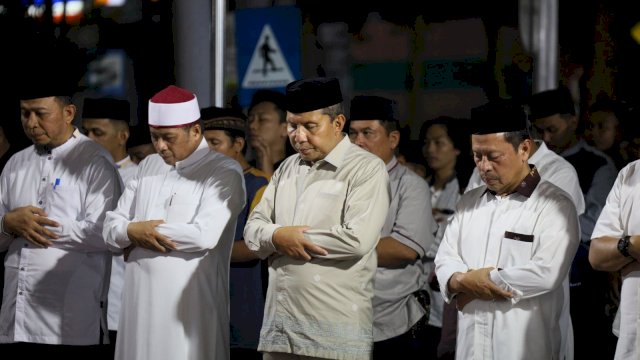 Salat Tarawih Bersama Jajaran Pegawai Pemkot Makassar, Danny Pomanto Ingatkan OPD Jaga Kekompakan