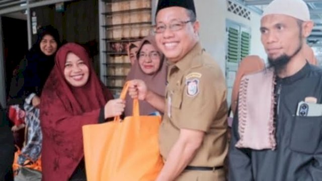 Sekwan DPRD Makassar Mengikuti Program Pemkot Mengaji dan Serahkan Bantuan Untuk Warga