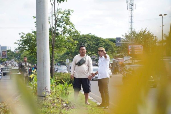 Camat Tamalanrea Pantau Pembenahan Median Tengah Jalan Poros Perintis Kemerdekaan