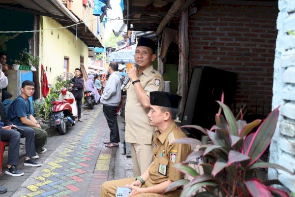 Silaturahmi Bersama Warga di Lorong Wisata, Dinas Kominfo Makassar Bagi-Bagi Paket Sembako