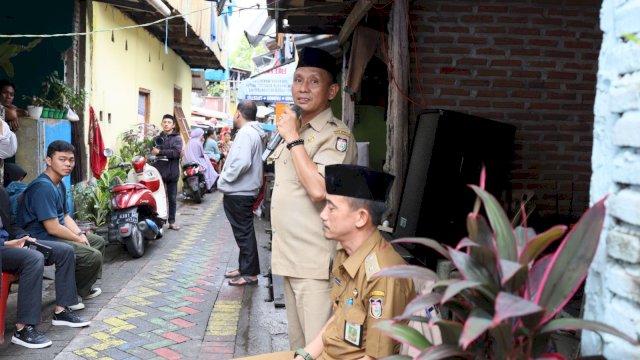 Silaturahmi Bersama Warga di Lorong Wisata, Dinas Kominfo Makassar Bagi-Bagi Paket Sembako