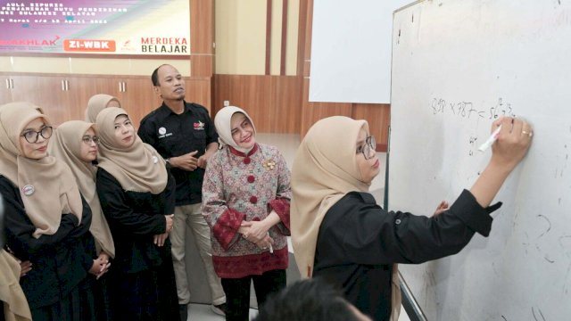 Serunya Bunda PAUD Kota Makassar Ikuti Simulasi Metode Gasing Bersama Guru dan Siswa