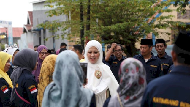 Fatmawati Rusdi Serahkan Dana Hibah Pemkot Makassar ke Masjid Khaerullah Tamalanrea