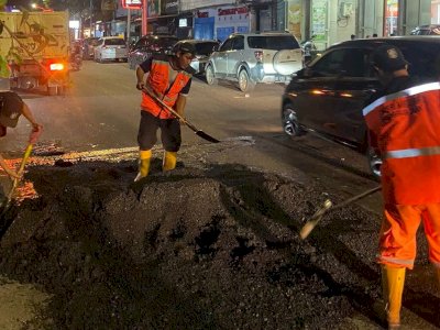 Pemeliharaan Jalan oleh Satgas Sapu Lubang DPU Makassar