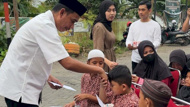 Rudianto Lallo dan Tomas Bangkala Bagikan Bantuan ke Anak Yatim Piatu