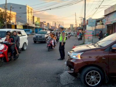 Sigap Petugas Satlantas Polres Gowa Urai Kepadatan di Poros Limbung