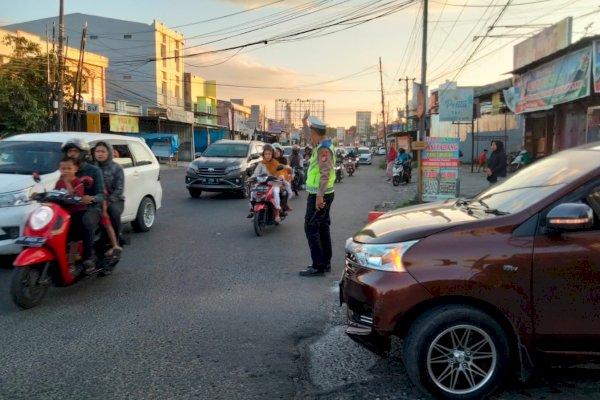 Sigap Petugas Satlantas Polres Gowa Urai Kepadatan di Poros Limbung