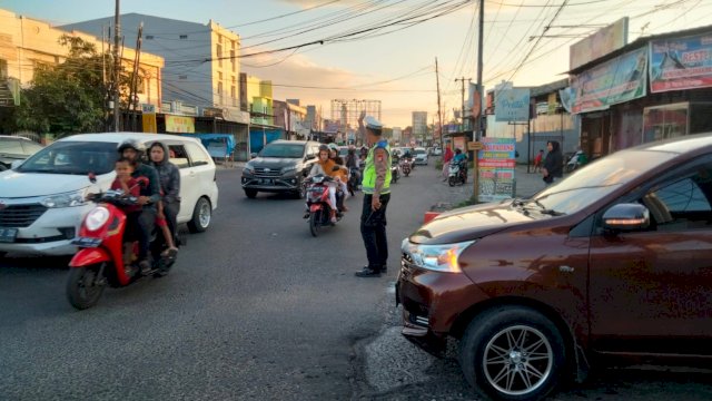 Sigap Petugas Satlantas Polres Gowa Urai Kepadatan di Poros Limbung