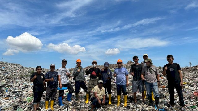 DLH Makassar Lakukan Pengerukan Akses Gunung Sampah dan Pembenahan Saluran Kolam Lindi TPA Antang