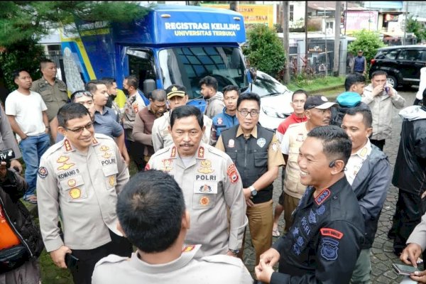 Camat Makassar Dampingi Kapolda Sulsel Kunjungi Lokasi Pengungsi Korban Banjir