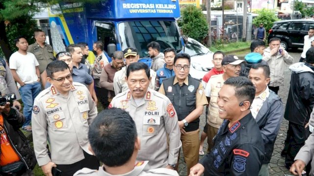 Camat Makassar Dampingi Kapolda Sulsel Kunjungi Lokasi Pengungsi Korban Banjir