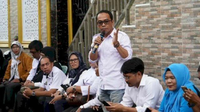 Camat Makassar Bersama dr. Udin Lakukan Pemeriksaan Kesehatan Kepada Warga