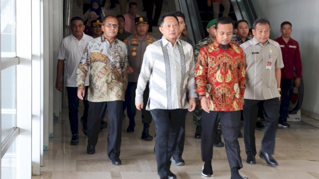 Wali Kota Danny Pomanto dan Mendagri Tito Salat Jumat Bersama dan Jajal Kuliner Makassar Kota Makan Enak