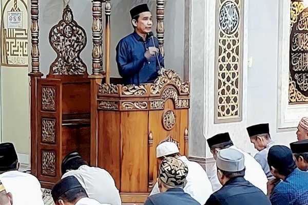 Tarawih di Masjid Awaluddin Kelurahan Tallo, Ketua DPRD Makassar Ingatka Warga Untuk Selalu Menjaga Anak