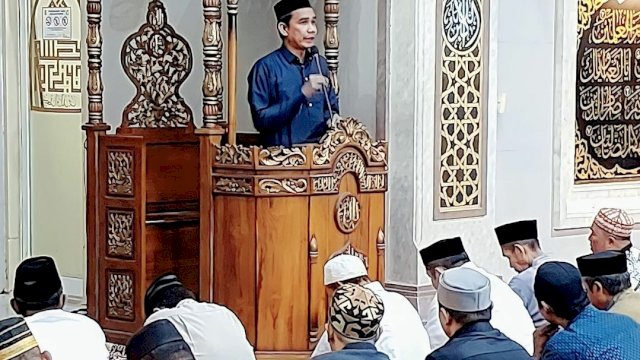 Tarawih di Masjid Awaluddin Kelurahan Tallo, Ketua DPRD Makassar Ingatka Warga Untuk Selalu Menjaga Anak