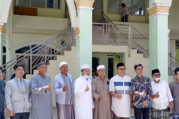 Wakil Ketua DPRD Makassar ARA Serahkan Dana Hibah di Masjid Khaerullah