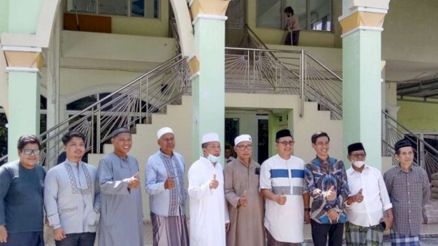 Wakil Ketua DPRD Makassar ARA Serahkan Dana Hibah di Masjid Khaerullah