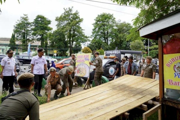 Gunakan Bahu Jalan Untuk Berjualan, Camat Tamalanrea Turun Langsung Lakukan Penertiban PKL Liar