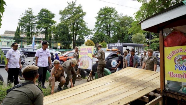 Gunakan Bahu Jalan Untuk Berjualan, Camat Tamalanrea Turun Langsung Lakukan Penertiban PKL Liar