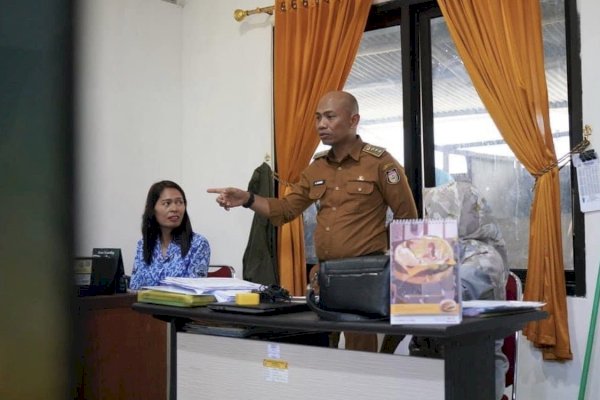 Pastikan Pelayanan Berjalan Baik, Camat Tamalanrea Kunjungi Kantor Kelurahan Buntusu