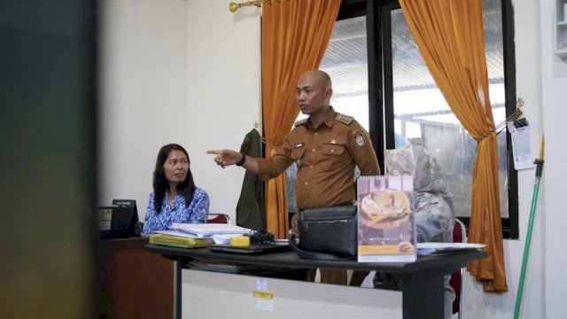 Pastikan Pelayanan Berjalan Baik, Camat Tamalanrea Kunjungi Kantor Kelurahan Buntusu