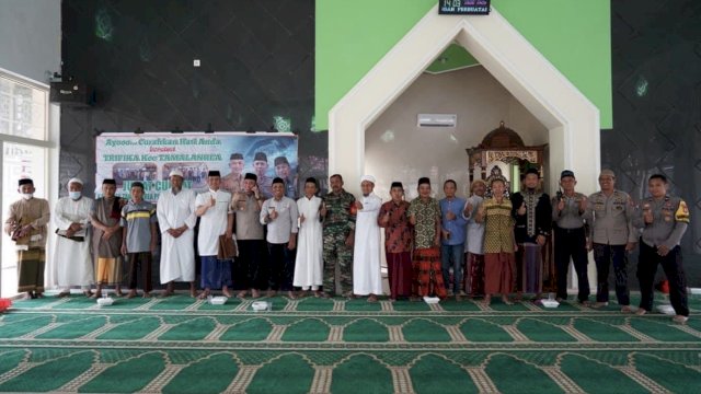 Bersama Tripika, Camat Tamalanrea Laksanakan Safari Jumat di Masjid Ak-Khaer Buntusu